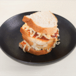 Pepperoni Grilled Toast (اﻟﻣﺷوي اﻟﺑﺑروﻧﻲ ﺳﺎﻧدوﺗش)